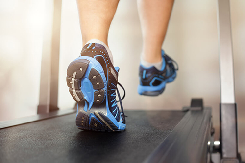 Mann hat beim Joggen Symptome von Muskelerkrankungen