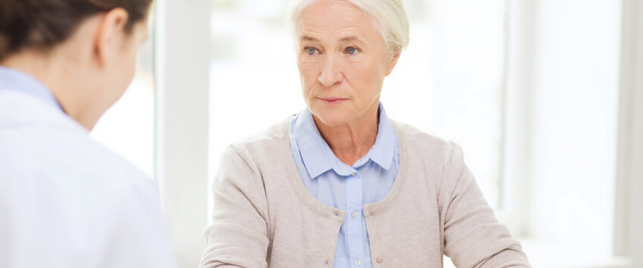 Ärztin unterhält sich mit Muskelschwäche-Patientin über ihre Krankengeschichte, um die passende Behandlung zu finden. 