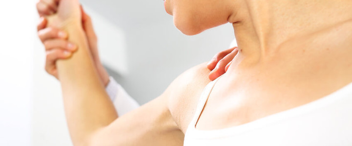 Eine Frau macht Physiotherapie zur Behandlung ihrer Myopathie.